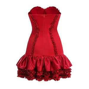 Detail des roten trägerlosen Satin-Kleids mit Rüschenoberteil und gestuftem Rockteil