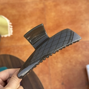 Detail showing the glossy black finish and secure grip of the large 13.5cm hair claw clip