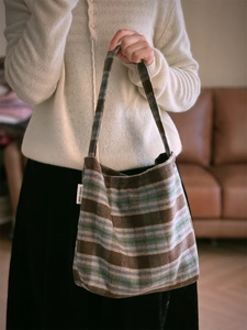 Sac à épaule rétro en laine à carreaux pour femme avec design écossais minimaliste