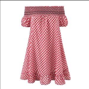 Robe à carreaux rouges et blancs à épaules dénudées avec manches bouffantes et volants