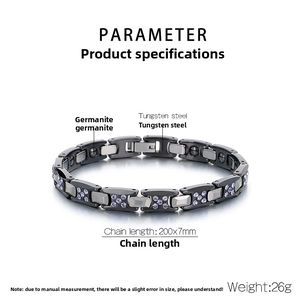 Vue détaillée du bracelet en tungstène noir avec zircone violette et inserts germanite