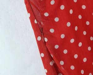 Detail des unsichtbaren Reißverschlusses am roten gepunkteten Kleid im französischen Stil