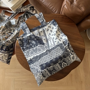 Détail d'un sac cabas en lin bohème avec motifs paisley noir et blanc et géométriques