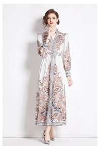 Detail des V-Ausschnitts mit Paisley-Muster an elegantem langem Boho-Kleid mit Ärmeln