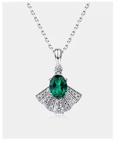 Dettaglio del ciondolo a ventaglio in argento S925 con gemma verde smeraldo