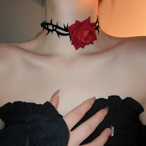 Nahaufnahme eines Gothic-Rosen-Chokers mit schwarzen dornigen Wickelbändern