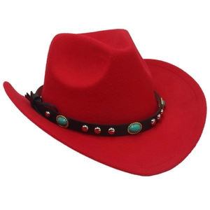 Détail d'un chapeau de cowboy rouge avec bande en cuir, perles turquoise et rivets