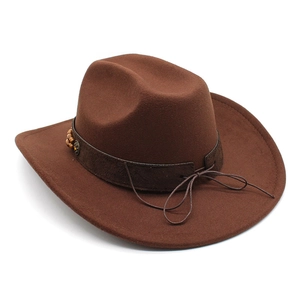 Détail d'un chapeau de cowboy en laine marron café avec ruban en similicuir et boucle