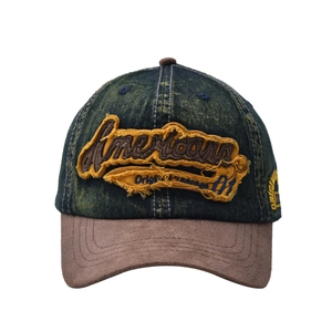 Gros plan sur la casquette de baseball en denim délavé avec broderie 3D et visière