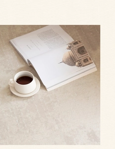 Vista superior de alfombra beige impermeable estilo crema con taza y un libro