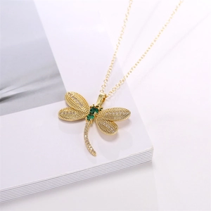 Détails du pendentif libellule doré orné de pierres vertes et de zircons blancs brillants