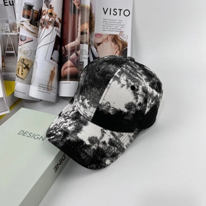 Détail d'une casquette de baseball tie-dye tendance avec motif marbre noir et blanc