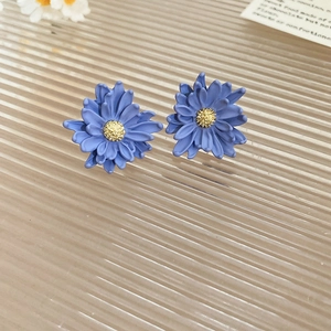 Orecchini a perno a fiore blu opaco per donna con dettaglio floreale dorato al centro