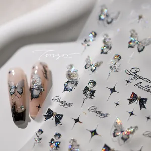 Nahaufnahme von holografischen Nagelstickern mit Rosen, Schmetterlingen und Laser-Finish