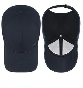Vue détaillée de la casquette de baseball bleu marine montrant le tissu et la doublure