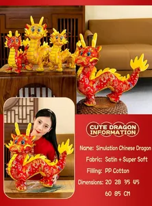 Dettaglio di peluche a forma di dragone cinese in varie dimensioni e raso.