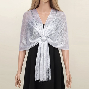 Eleganter silberner Metallic-Schal mit Quasten und runder Schnalle für Abendkleider