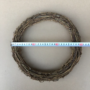 Detailaufnahme eines 30cm Natur-Reisigkranzes mit Maßband zur Größenbestimmung