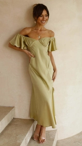 Robe mi-longue en satin vert sauge à épaules dénudées avec manches à volants élégantes