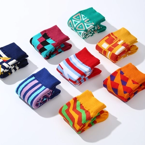 Bunte Baumwollsocken mit geometrischen Mustern für Damen und Herren im kreativen Design