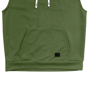 Détail du gilet à capuche vert armée avec poche kangourou et texture de tricot gaufré