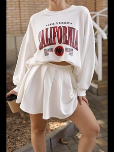 Dettaglio della stampa grafica California su una felpa bianca oversize da donna