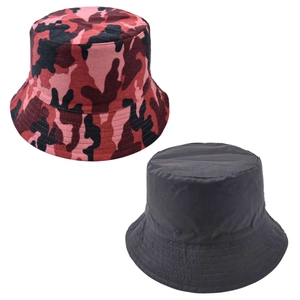 Gros plan sur des bobs réversibles en coton avec motif camouflage et coutures renforcées