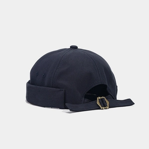 Détail du bonnet miki bleu marine avec boucle métallique réglable vintage à l'arrière