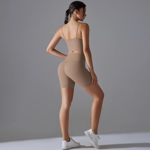 Dettaglio del set yoga con shorts a vita alta e reggiseno sportivo a spalline sottili