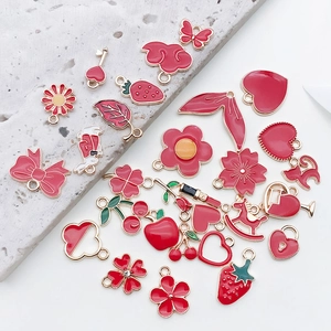 Flache Darstellung von roten Emaille-Blumen und Herzanhängern für DIY-Schmuck