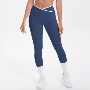 Gros plan d'un legging de yoga taille haute avec taille croisée en V contrastée