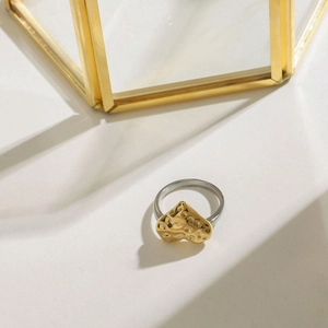 Détail de la bague cœur martelée en acier inoxydable bicolore or et argent poli