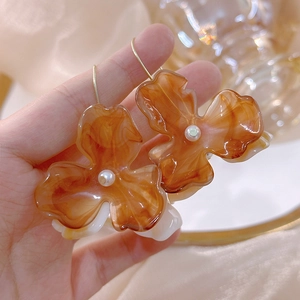 Vintage marble amber flower earrings with center pearl and golden metal ear hooks
