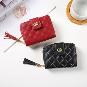 Petit portefeuille matelassé en cuir PU pour femme avec pompon et boucle en rouge et noir