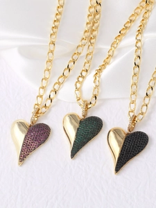 Vue détaillée de pendentifs cœur avec cristaux colorés et chaînes à maillons dorés