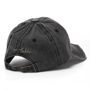 Cappellino vintage in cotone grigio con ricamo Frida Kahlo e fibbia regolabile in metallo