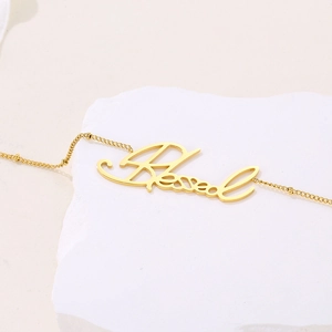 Collier élégant en acier inoxydable doré avec pendentif Blessed sur pierre blanche