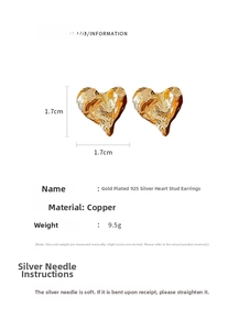 Vue détaillée des boucles d'oreilles cœur dorées avec texture et dimensions de 1,7 cm