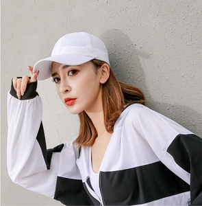 Dettaglio del cappellino bianco in mesh traspirante con fori di ventilazione in poliestere