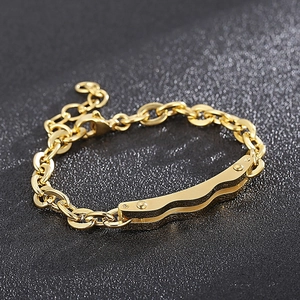 Bracelet grain de café en acier inoxydable doré avec barre courbée sur noir