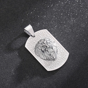 Gros plan détaillé d'un emblème de tête de lion 3D argenté sur un pendentif en acier inoxydable