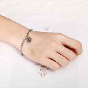 Dettaglio del bracciale a doppio strato in acciaio inossidabile argento con ciondolo Hamsa
