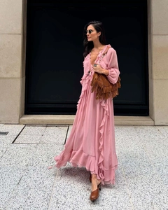 Detailansicht eines rosa Chiffon-Maxikleides mit romantischen Rüschen und Ärmeln