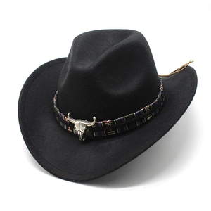 Chapeau de cow-boy noir en feutre avec ruban ethnique tressé et ornement crâne de taureau