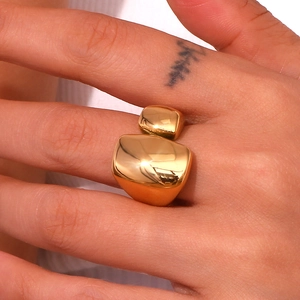 Bague ouverte à double rectangle plaqué or 18 carats au design géométrique minimaliste