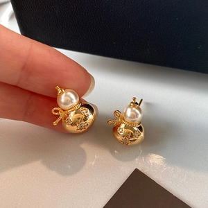 Boucles d'oreilles gourde avec perles et détails de diamants étoilés dorés
