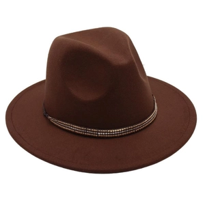 Détail du chapeau fedora marron foncé avec ruban décoratif perlé sur un fond blanc neutre