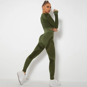 Dettaglio del set yoga senza cuciture verde oliva con motivi in maglia traforata