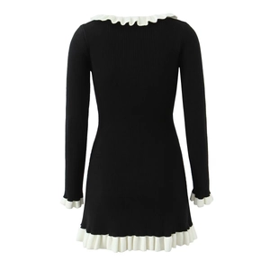 Robe élégante en maille noire avec col et poignets à volants blancs de style Hepburn