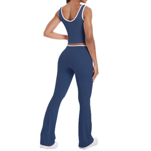 Ensemble de yoga deux pièces avec débardeur dos nageur bleu marine et pantalon évasé